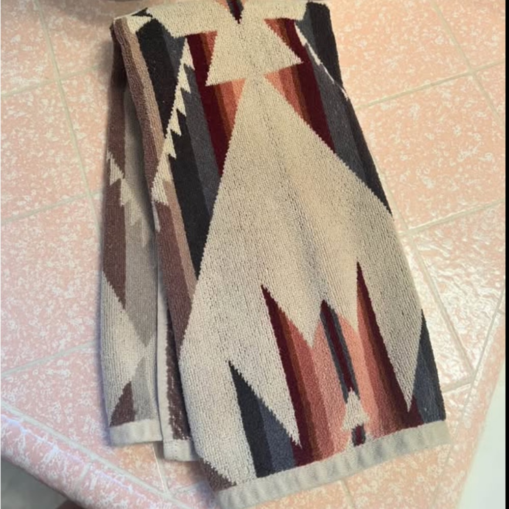 Pendleton White Sanda Decorative Bath Towels